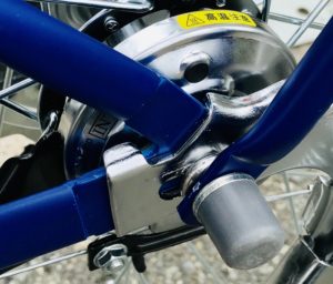 電動自転車にスタンダードのシマノローラーブレーキなので安心にとまれます。